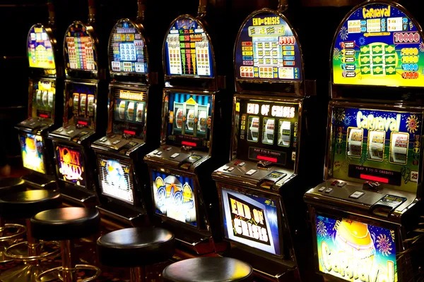 oppatoto 89175 mobile app interface showing slot games and live-dealer options